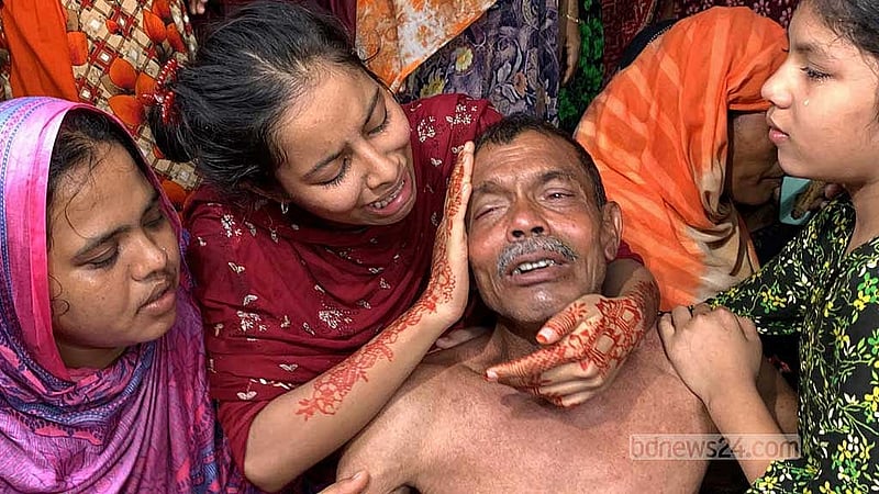 এনজিওর ঋণের বোঝা আর অনটনের চাপে ভেঙে পড়া মিনারুল এক রাতে স্ত্রী ও দুই সন্তানকে ‘হত্যা করে নিজেও আত্মহত্যার’ পথ বেছে নেন বলে স্থানীয়দের ভাষ্য।