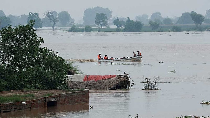 ভারত সিন্ধু পানি চুক্তি স্থগিত করার সিদ্ধান্ত নেওয়ায় দশকের পর দশক ধরে নয়া দিল্লি যেভাবে নদী সংক্রান্ত তথ্য ভাগ করে নিচ্ছিল, তা বন্ধ হয়ে যাওয়ায় বন্যা পরিস্থিতির অবনতি হয়েছে, বলছেন পাকিস্তানের কর্মকর্তারা। ছবি: রয়টার্স