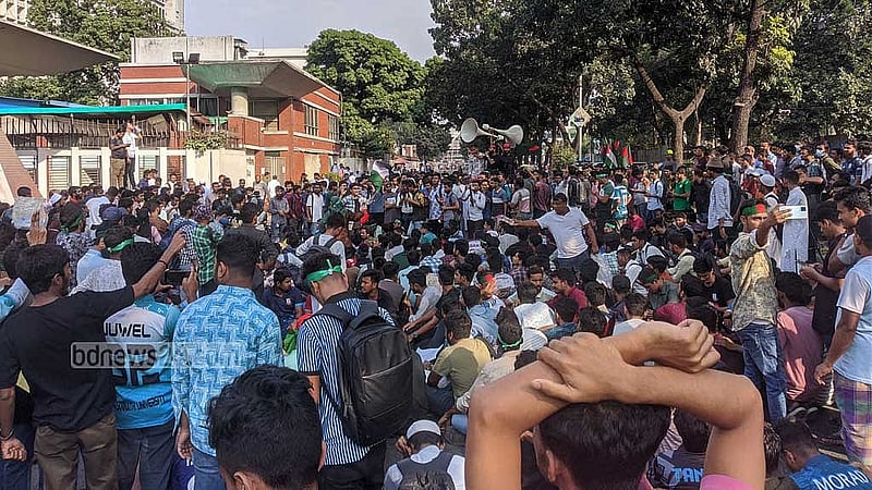 নতুন ক্যাম্পাসের কাজ সেনাবাহিনীকে হস্তান্তরসহ পাঁচ দাবিতে সচিবালয় ঘোরাও করেন জগন্নাথ বিশ্ববিদ্যালয়ের আন্দোলনরত শিক্ষার্থীরা।