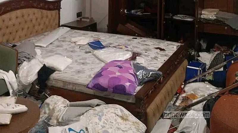 নগরীর মদিনা মাকের্টের পাঠানটুলা এলাকায় বুধবার সন্ধ্যার পর সিলেট সিটি করপোরেশনের সাবেক মেয়র আনোয়ারুজ্জামান চৌধুরীর বাসায় ভাঙচুর করা হয়।