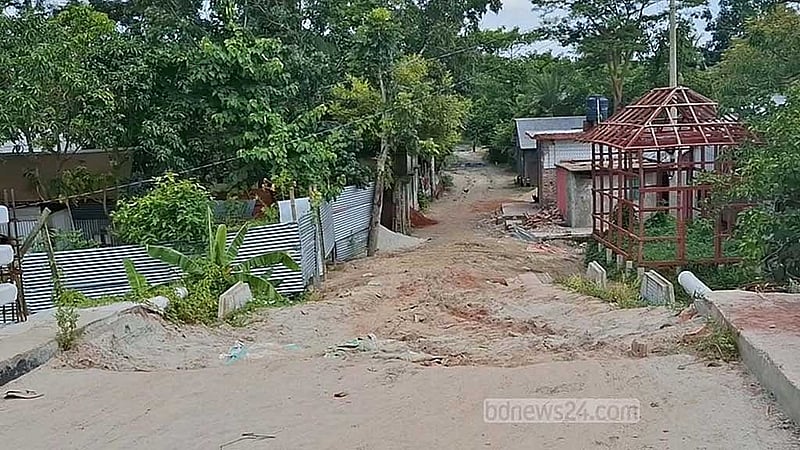 বেহাল রাস্তায় প্রতিদিনই দুর্ঘটনা ঘটছে বলে জানালেন স্থানীয়রা। 