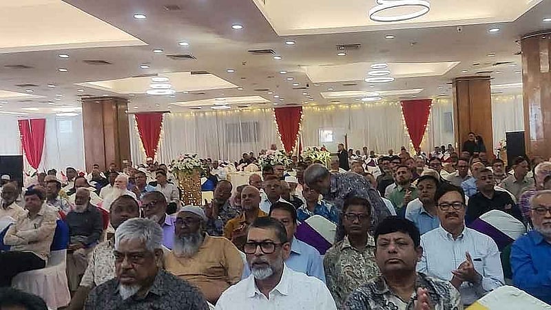 রাওয়ার আলোচনা সভায় দর্শক-শ্রোতাদের প্রায় সবাই অবসরপ্রাপ্ত সেনা কর্মকর্তা।  