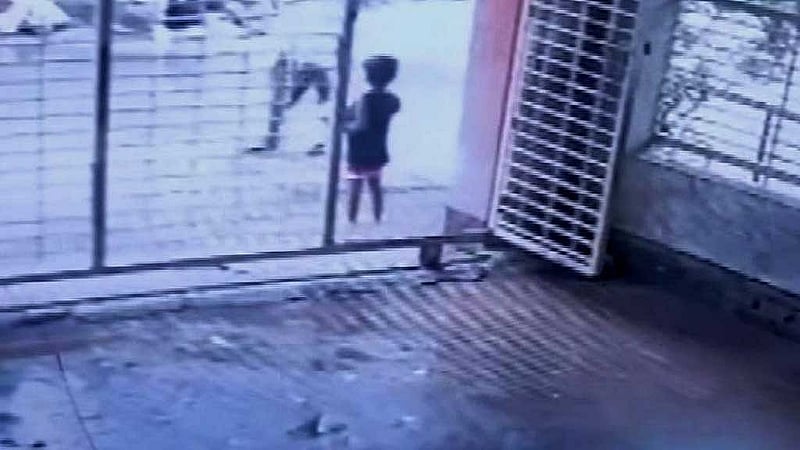 চট্টগ্রামে আনন্দপুর তাসফিয়া গেইট এলাকায় নালায় পড়ে যাওয়ার আগে বল হাতে খেলছিল শিশুটি।