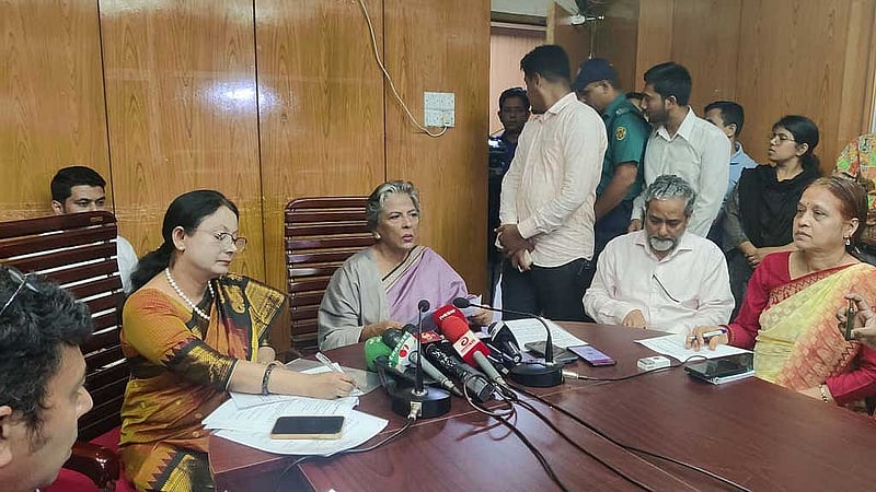 সমাজকল্যাণ মন্ত্রণালয়ের সম্মেলনকক্ষে সংবাদ সম্মেলনে উপদেষ্টা শারমীন এস মুরশিদ।