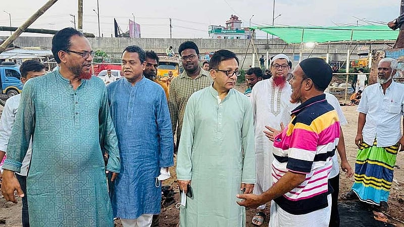 আমিন বাজারে চামড়া বিক্রয় কেন্দ্র পরিদর্শন করেন বাণিজ্যমন্ত্রী খন্দকার আব্দুল মুক্তাদির।
