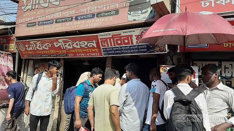 ঈদুল ফিতরের ছুটি ঘিরে ঘরমুখো মানুষের চাপ কম সায়দাবাদ বাস টার্মিনালে।