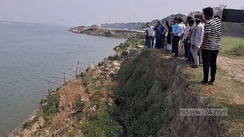 অবৈধভাবে বালু তোলায় পদ্মা নদীতে ভাঙন।