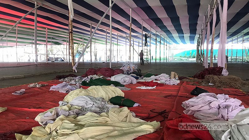 ঈদ জামাতের জন্য প্রস্তুত করা হচ্ছে চট্টগ্রামের জমিয়তুল ফালাহ জাতীয় মসজিদ প্রাঙ্গণ। এখন মাটিতে কার্পেট বিছানোসহ শেষ মুহূর্তের প্রস্তুতি চলছে।