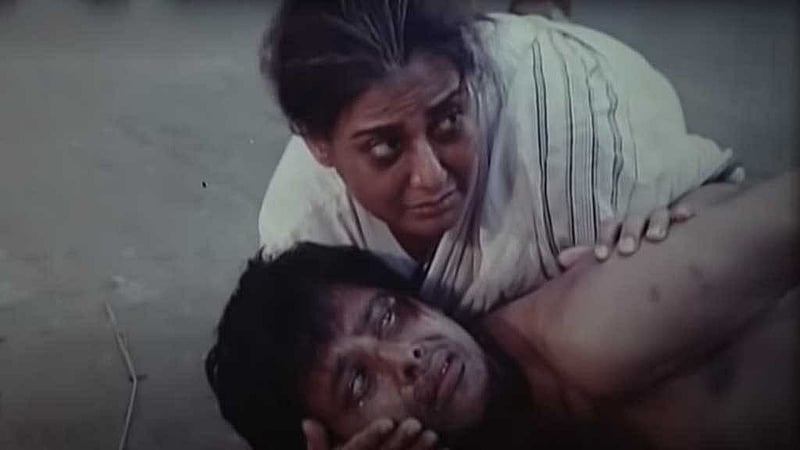 বুড়ির বরের আগের তরফের ছেলেদের দুটিই মুক্তিযুদ্ধে যায়। পাকিস্তানি সেনারা দুই ভাইয়ের একজনকে ধরে এনে বাড়ির উঠোনে হত্যা করে।