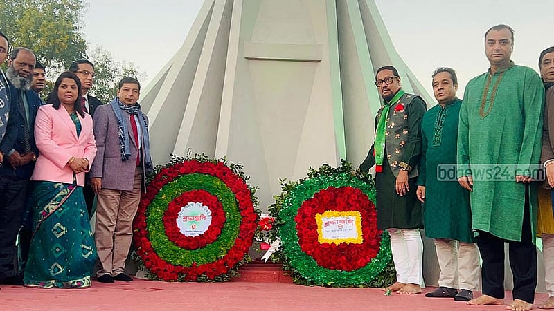 চট্টগ্রামের কাট্টলীতে ‘মুক্তিযুদ্ধ স্মৃতিস্তম্ভ’তে ফুল দিয়ে শ্রদ্ধা জানিয়েছেনব সিটি মেয়র শাহাদাত হোসেন, বিভাগীয় কমিশনার মো. জিয়াউদ্দীন ও জেলা প্রশাসক ফরিদা খানম।