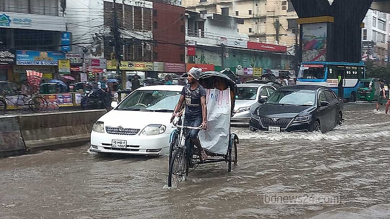 নগরীর ব্যস্ততম জিইসি মোড় এলাকায় বুধবার সকালের ভারি বৃষ্টিতে জলাবদ্ধতার সৃষ্টি হয়।