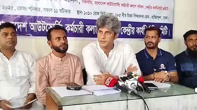 বাংলাদেশ আউটসোর্সিং কর্মচারী কল্যাণ পরিষদ আয়োজিত শনিবারের সংবাদ সম্মেলনে গণসংহতি আন্দোলনের প্রধান সমন্বয়কারী জোনায়েদ সাকি।