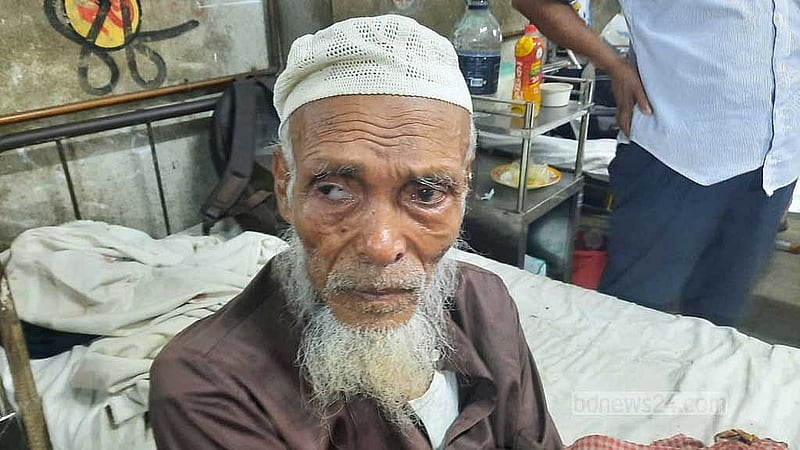 ছেলের সঙ্গেই হাসপাতালে আছেন বাবা আরশেদ বেপারী। 