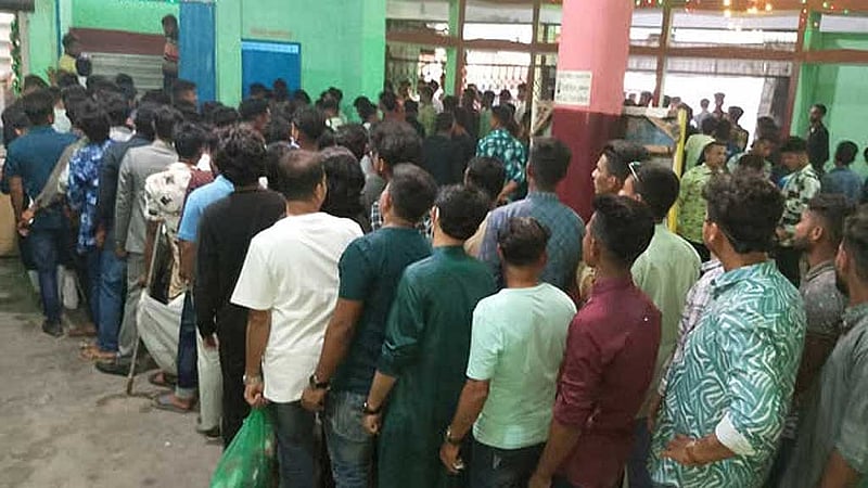 'বরবাদ' সিনেমার টিকেটের জন্য দর্শকের লাইন। ছবি: তামান্না ডিজিটাল সিনেমা সৈয়দপুরের ফেইসবুক থেকে নেওয়া।  
