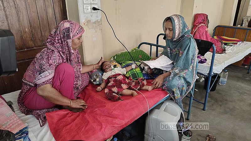 হামের উপসর্গ নিয়ে হাসপাতালে চিকিৎসা নিচ্ছে শিশুটি।