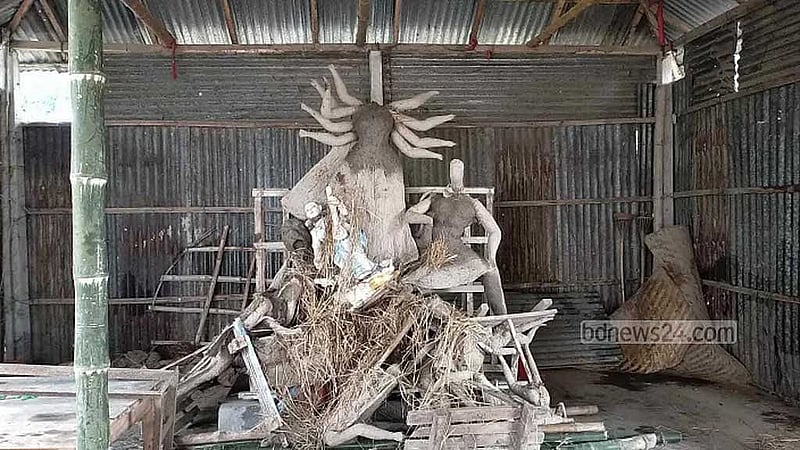 দুর্গা পূজা ঘিরে সরকারের কঠোর নিরাপত্তার আশ্বাসের মধ্যেই দেশের বিভিন্ন এলাকায় প্রতিমা ভাঙচুরের খবর আসছে।
