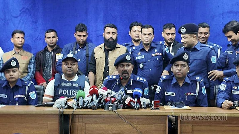 তিন ডাকাত আত্মসমর্পণের পর ব্রিফিংয়ে ঢাকা জেলার এসপি আহম্মেদ মুঈদ।
