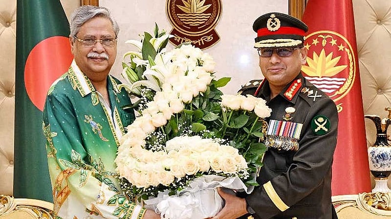 নতুন সেনাপ্রধান জেনারেল ওয়াকার-উজ-জামান বুধবার বঙ্গভবনে গিয়ে রাষ্ট্রপতি মো. সাহাবুদ্দিন এর সঙ্গে সৌজন্য সাক্ষাৎ করেন। ছবি: পিআইডি 