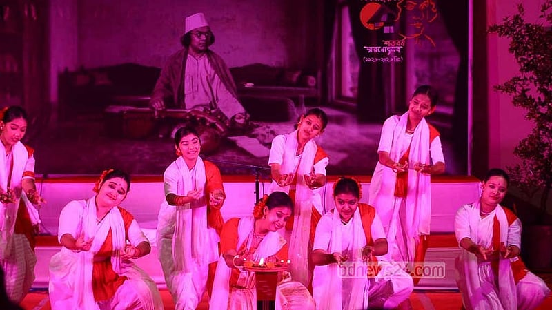 অনুষ্ঠানে নৃত্য পরিবেশন করেন শিল্পীরা।