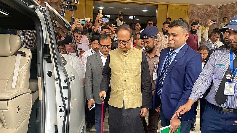 বেলা ২টার দিকে বাংলাদেশ ব্যাংক থেকে বেরিয়ে যান আহসান এইচ মনসুর।