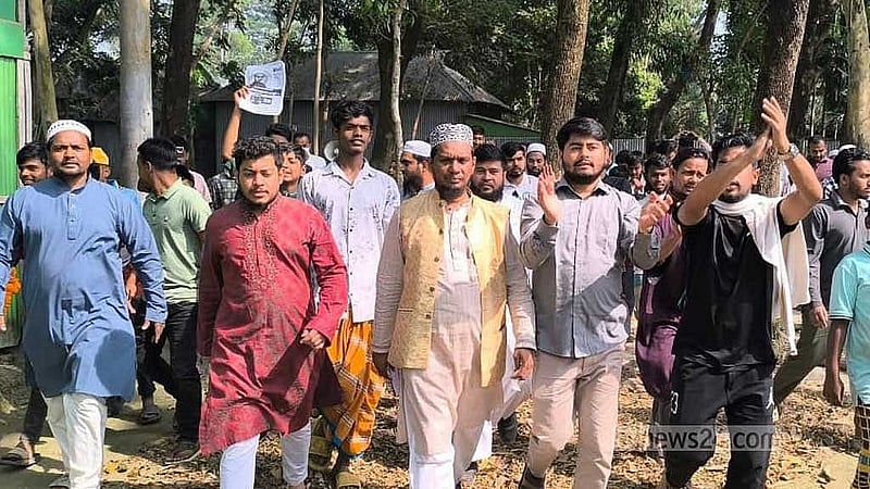 বিএনপির প্রার্থীকে ঠেকাতে ভোটারদের দ্বারে দ্বারে ঘুরছেন কুমিল্লা-১ আসনের জামায়াত ইসলামীর প্রার্থী মনিরুজ্জামান