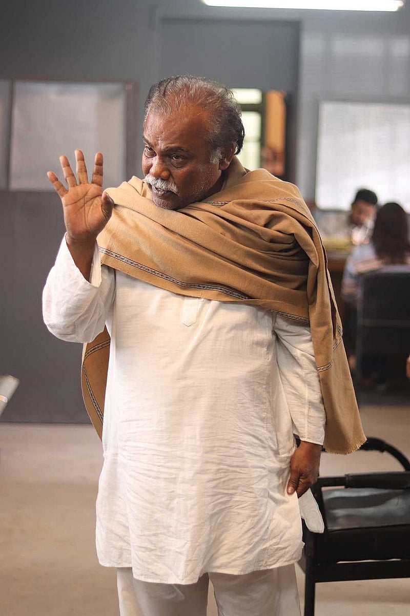 সিনেমার একটি দৃশ্যে অভিনেতা ফজলুর রহমান বাবু।