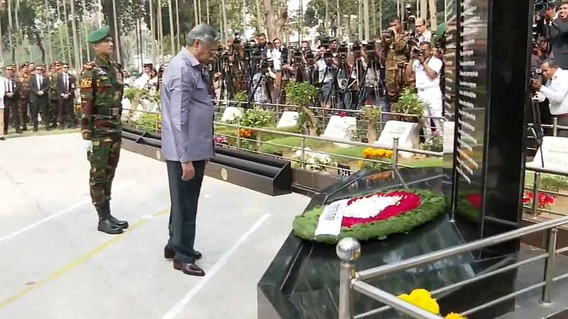 রাষ্ট্রপতি মো. সাহাবুদ্দিন বুধবার রাজধানীর বনানী সামরিক কবরস্থানে পিলখানায় নিহতদের প্রতি শ্রদ্ধা নিবেদন করেন। 