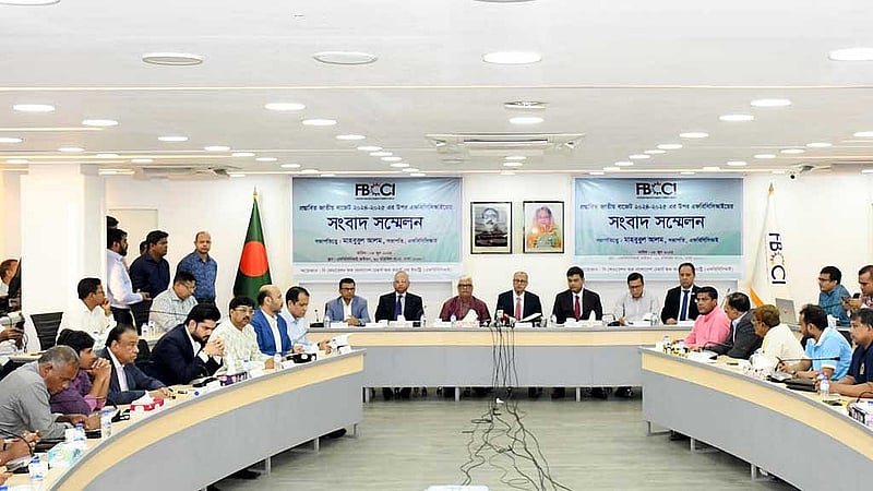 আগামী অর্থবছরের প্রস্তাবিত বাজেট নিয়ে প্রতিক্রিয়া তুলে ধরনে শনিবার সংবাদ সম্মেলনে আসে ব্যবসায়ীদের শীর্ষ সংগঠন এফবিসিসিআই নেতারা।