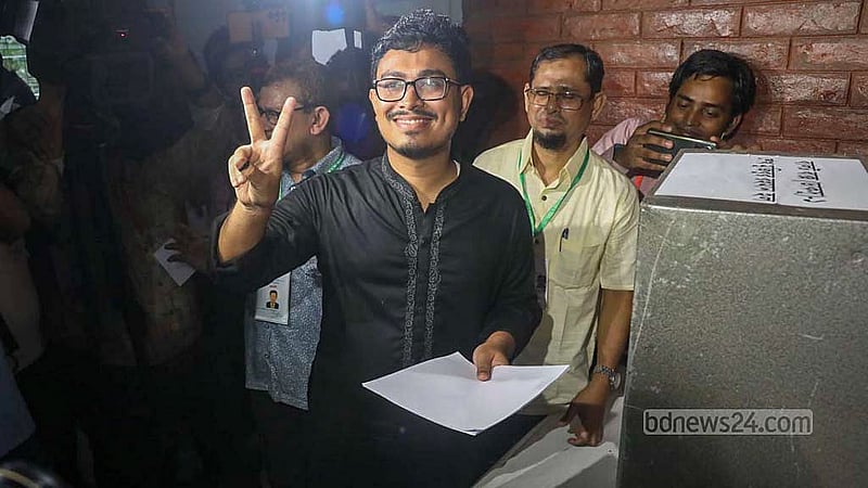 ঢাকা বিশ্ববিদ্যালয়ের ইউনিভার্সিটি ল্যাবরেটরি স্কুল অ্যান্ড কলেজ কেন্দ্রে মঙ্গলবার সকালে ভোট দিয়ে বিজয় চিহ্ন দেখান ছাত্রশিবির সমর্থিত ভিপি প্রার্থী আবু সাদিক কায়েম। শেষ রাতে ফল ঘোষণার পর তার মুখেই ছিল বিজয়ের হাসি। ছবি: মাহমুদ জামান অভি