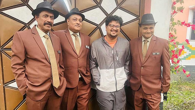 অভিনেতা ফারুক আহমেদ,স্বাধীন খসরু, নুহাশ হুমায়ূন এবং ডা. এজাজুল ইসলাম, ছবি: ফারুক আহমেদের ফেইসবুক থেকে নেওয়া।  