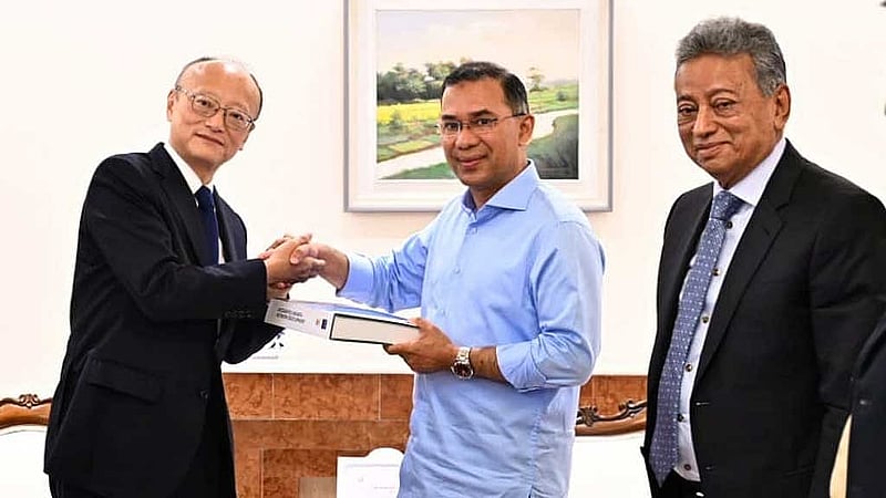 রাজধানীর তেজগাঁওয়ে প্রধানমন্ত্রী কার্যালয়ে সোমবার প্রধানমন্ত্রী তারেক রহমানের সঙ্গে সাক্ষাৎ করেন এডিবির প্রেসিডেন্ট মাসাতো কান্দা।