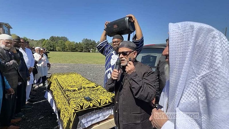 জানাযার প্রাক্কালে সকলের দোয়া চান সাকিব আলীর বাবা ডা. মোহাম্মদ আলী মানিক। ছবি-বিডি নিউজ টোয়েন্টিফোর ডটকম।