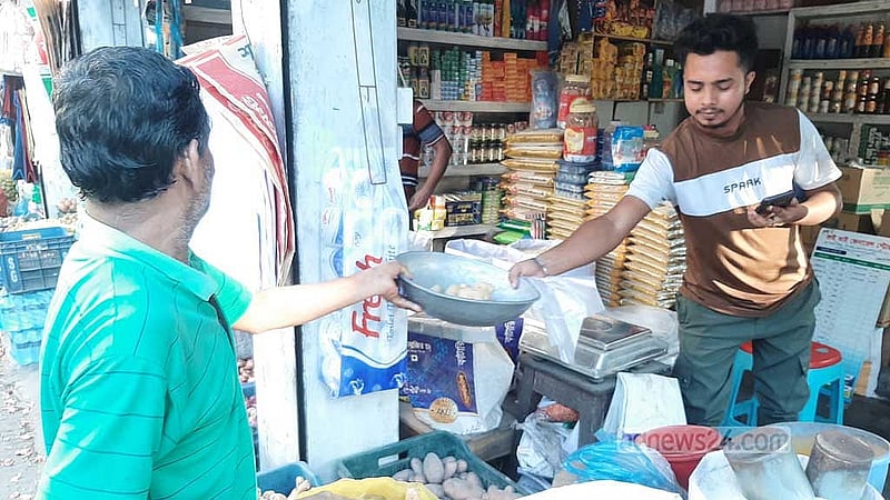 বিক্রেতারা বলছেন, পলিথিন নিষিদ্ধের কারণে কাগজের ঠোঙার দরও এখন তাদের হিসাবে রাখতে হয়। এ জন্যও তাম কিছুটা বেড়েছে।