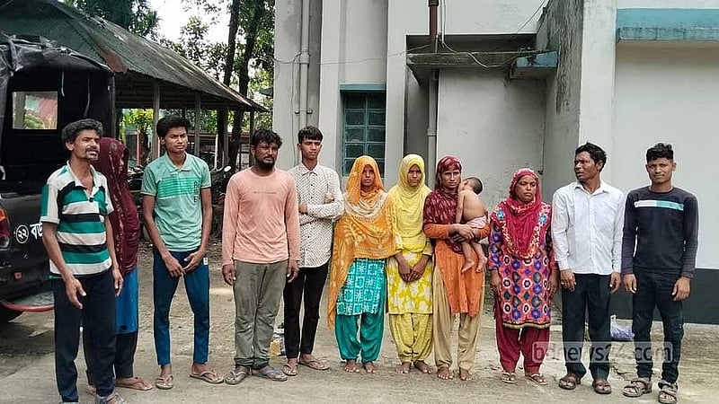 কুড়িগ্রামের ভূরুঙ্গামারী উপজেলা সীমান্ত দিয়ে ভারত থেকে অবৈধভাবে আসা ১২ জনকে আটকের পর থানায় হস্তান্তর করে বিজিবি। ফাইল ছবি