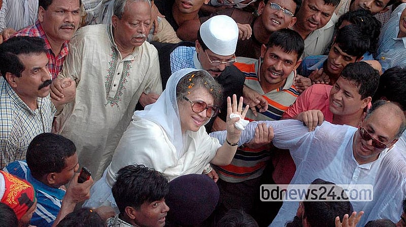 ২০০৮ সালের ১১ সেপ্টেম্বর। দেশে তখন জরুরি অবস্থা। এক বছর পর কারাগার থেকে মুক্তি পেয়ে সাবেক প্রধানমন্ত্রী খালেদা জিয়া তার স্বামী জিয়াউর রহমানের কবর জিয়ারত করতে গেলে তার গাড়ি ঘিরে সমর্থকদের উল্লাস ছবি: মুস্তাফিজ মামুন