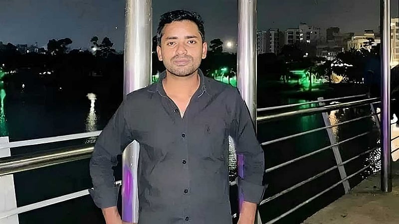 হত দরিদ্র পরিবারের শেষ বাজি হিসেবে উচ্চ শিক্ষার জন্য ঢাকায় এসেছিলেন সবুজ আলী। তাকে পড়াতে গিয়ে বন্ধ হয়েছে বড় ভাইয়ের শিক্ষা। মঙ্গলবার সায়েন্স ল্যাবরেটরিতে সংঘর্ষের পর তার মরদেহ পড়ে ছিল ঢাকা কলেজের সামনে।