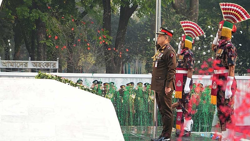 বিজিবি মহাপরিচালক মেজর জেনারেল মোহাম্মদ আশরাফুজ্জামান সিদ্দিকী বুধবার স্বাধীনতা দিবসে পিলখানার 'সীমান্ত গৌরবে' মুক্তিযুদ্ধের বীর শহীদদের প্রতি শ্রদ্ধা নিবেদন করেছেন