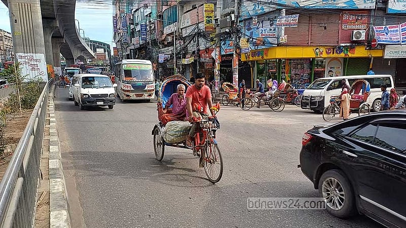 কখনও কখনও ইঞ্জিনচালিত গাড়ির সামনে চলে আসছে ব্যাটারিচালিত রিকশা।