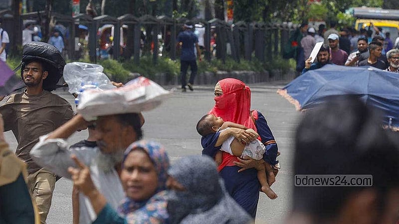 সায়েন্সল্যাবে দেখা যায়নি কোনো বাস-গাড়ি।  ছোট্ট শিশু কোলে নিয়ে এক মাকে রোদে পুড়ে হেঁটে যেতে দেখা যায়। 