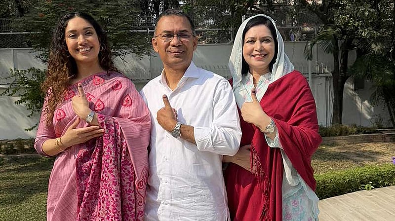 মেয়ে জাইমা রহমান ও স্ত্রী জুবাইদা রহমানকে সঙ্গে নিয়ে আঙুলের অমোচনীয় কালি দেখাচ্ছেন বিএনপি চেয়ারম্যান তারেক রহমান। বিএনপি মিডিয়া সেল