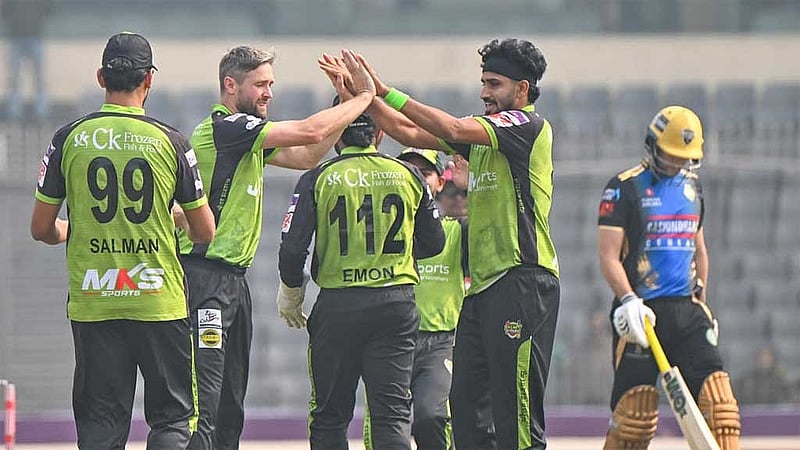 ব্যাটিংয়ে নাটকীয় শেষের আগে বল হাতেও দুর্দান্ত পারফর্ম করেন ওকস ও খালেদ। ছবি: ওয়ালটন।