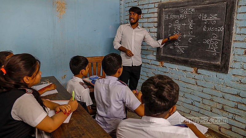 দুঃখু মিয়ার স্কুলে তিনি ছাড়াও বর্তমানে আরও ৯ জন শিক্ষক আছেন। তার ছেলে মোমিনুল ইসলাম স্কুল চালাতে তাকে সহযোগিতা করেন। তিনিও এই স্কুলের একজন শিক্ষক।