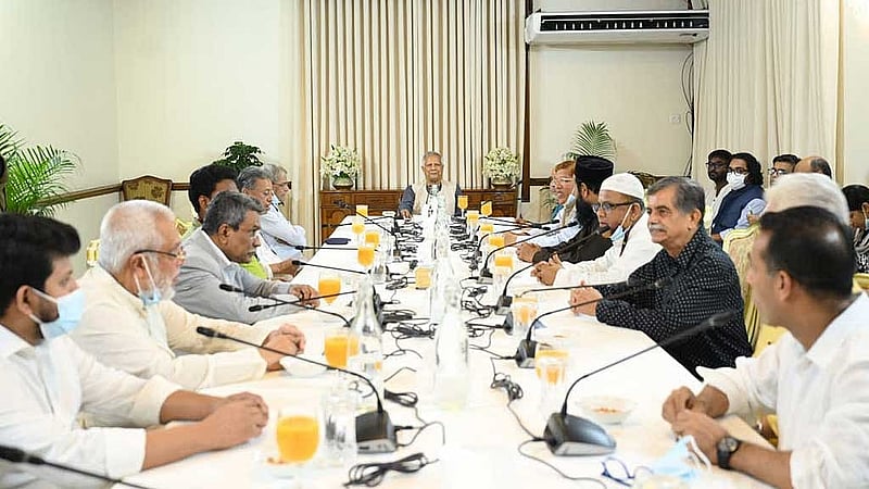 প্রধান উপদেষ্টা মুহাম্মদ ইউনূস মঙ্গলবার রাতে তার সরকারি বাসভবন যমুনায় বিএনপি, জামায়াতে ইসলামী, ইসলামী আন্দোলন ও এনসিপির জ্যেষ্ঠ নেতাদের সঙ্গে বৈঠক করেন। ছবি: পিআইডি