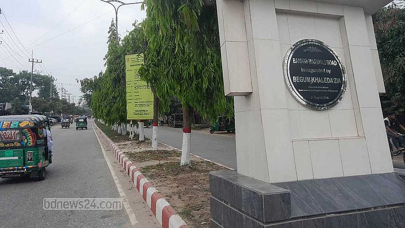 বগুড়ার বনানী এলাকা থেকে জিরো পয়েন্ট সাতমাথা পর্যন্ত সড়কে বিভাজক এবং গাছে রং লাগানো হয়েছে।