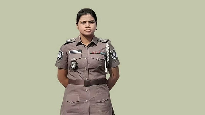 বিগত অন্তর্বর্তী সরকারের সময় পুলিশের এই নতুন পোশাক চালু করা হয়।