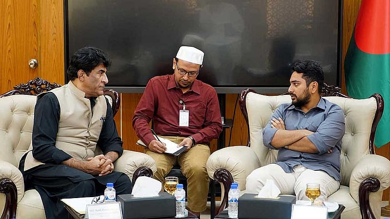 আইসিটি মন্ত্রণালয়ে অন্তর্বর্তী সরকারের উপদেষ্টা নাহিদ ইসলামের সঙ্গে রোববার সাক্ষাৎ করেন ঢাকায় পাকিস্তানের হাইকমিশনার সৈয়দ আহমদ মারুফ আহমেদ।