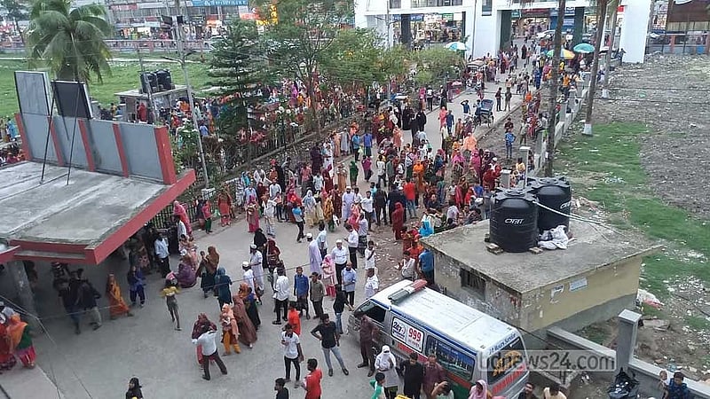 অগ্নিকাণ্ডের খবর শুনে বিভিন্ন ওয়ার্ডের রোগী ও স্বজনরা ছোটাছুটি শুরু করেন। 