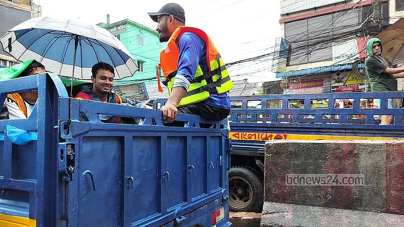 পথে পথে ত্রাণবোঝাই অনেক ট্রাক-কভার্ড ভ্যান দেখা গেছে।