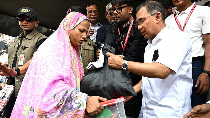 বিএনপির প্রতিষ্ঠাতা জিয়াউর রহমানের মৃত্যুবার্ষিকী উপলক্ষে শনিবার রাজধানীর নয়া পল্টনে দুঃস্থদের মধ্যে বস্ত্র ও শুকনো খাবার বিতরণ করেন দলের চেয়ারম্যান, প্রধানমন্ত্রী তারেক রহমান। ছবি: পিআইডি