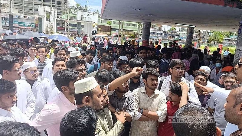 একজন গ্রেপ্তারের পর হাসপাতালের ‘শাটডাউন’ কর্মসূচি স্থগিত করেছে ইন্টার্ন, মিড-লেবেল চিকিৎসকসহ কর্মচারীরা।